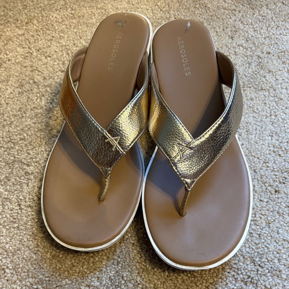 AEROSOLES Metallic Gold Thong Sandals 10